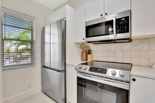 2228 N Cypress Bend Drive 210 — photo 5