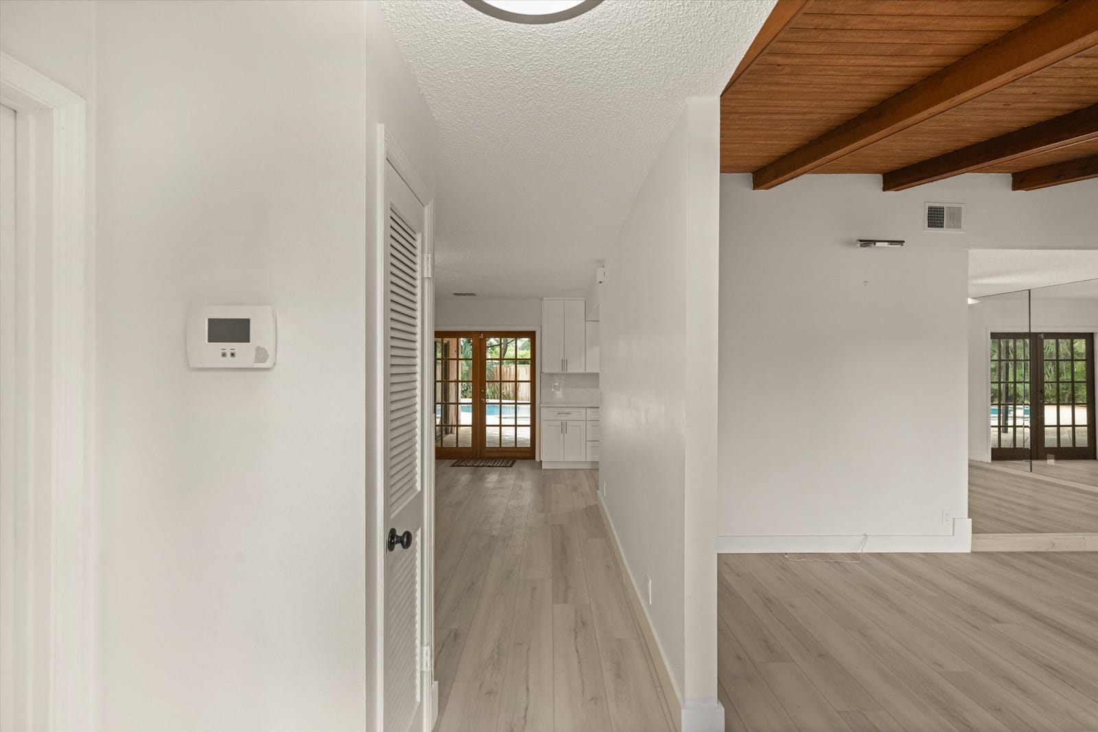 975 Ryanwood Drive — photo 3