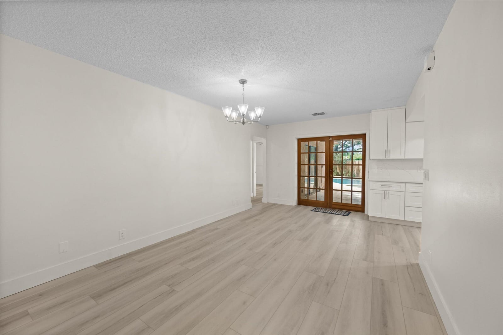 975 Ryanwood Drive — photo 7