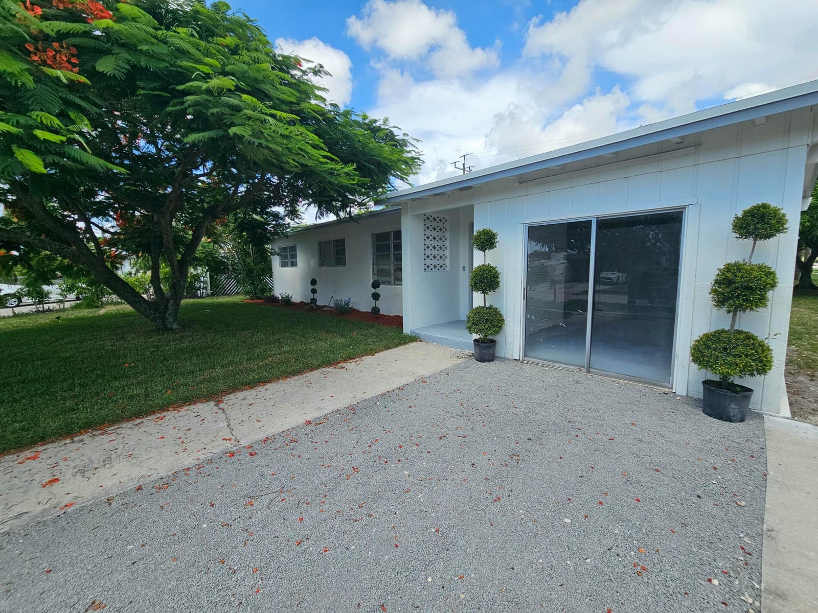 99 Henthorne Drive — photo 2