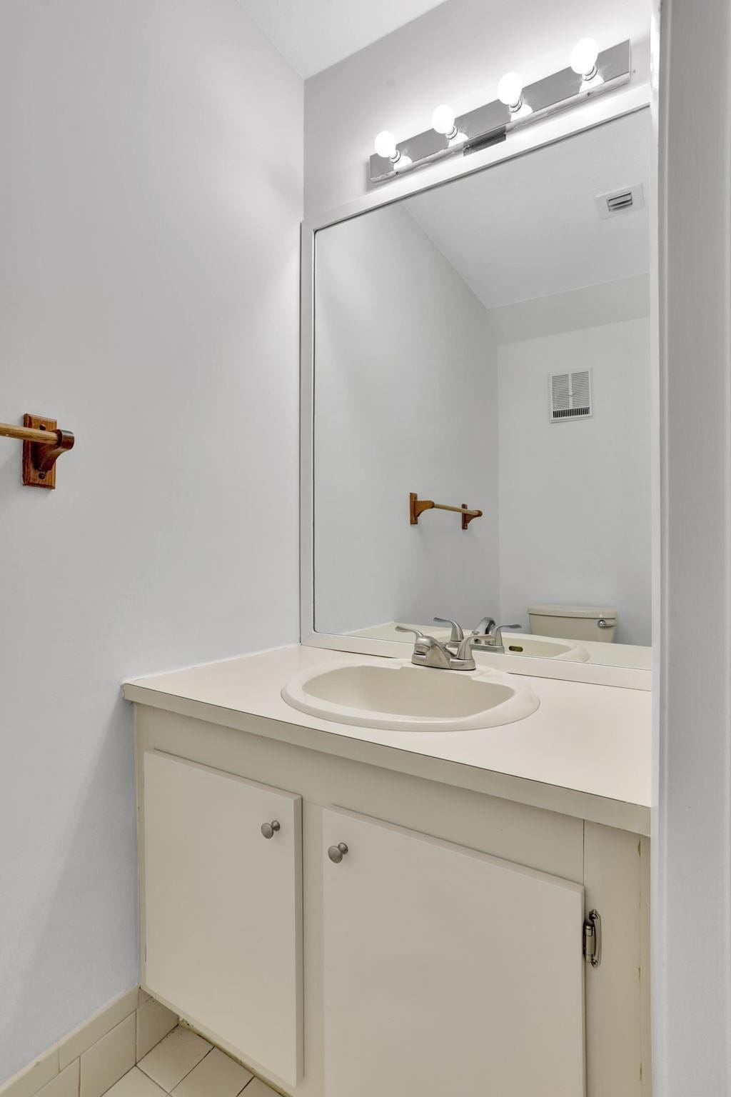 7084 Woodmont Avenue — photo 9