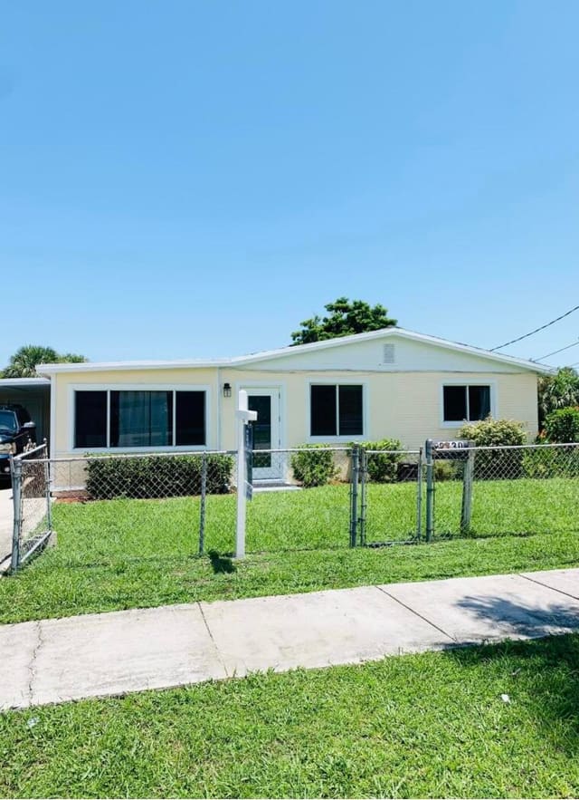 2730 S Avenue Avenue, Riviera Beach, FL 33404