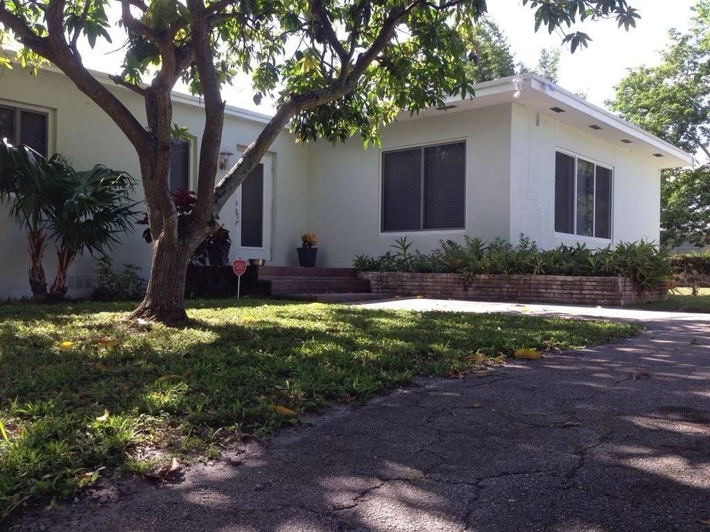817 NE 37th Street, Oakland Park, FL 33334