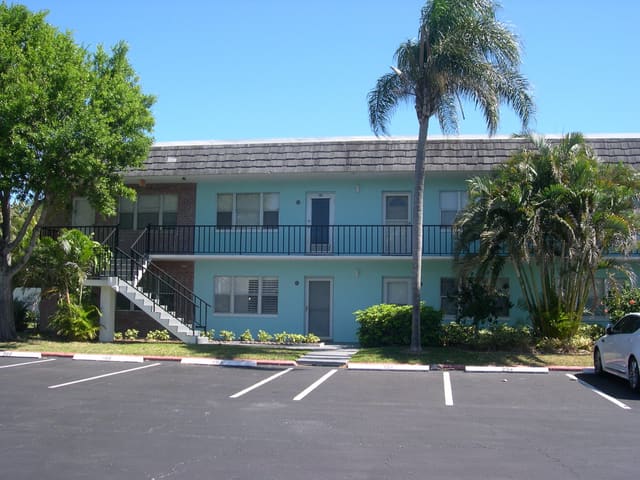 1200 Colonnades Drive 201, sold in Colonnades Condominium No 3, Fort Pierce, FL