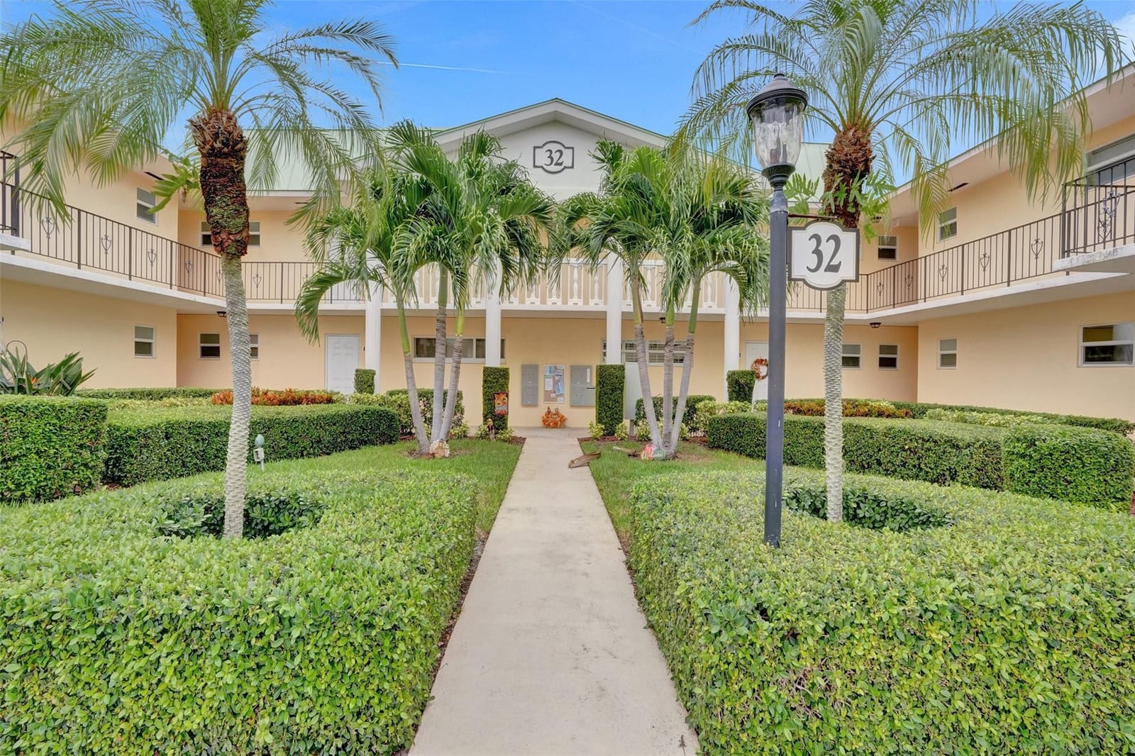 32 Colonial Club Drive 202, Boynton Beach, FL 33435