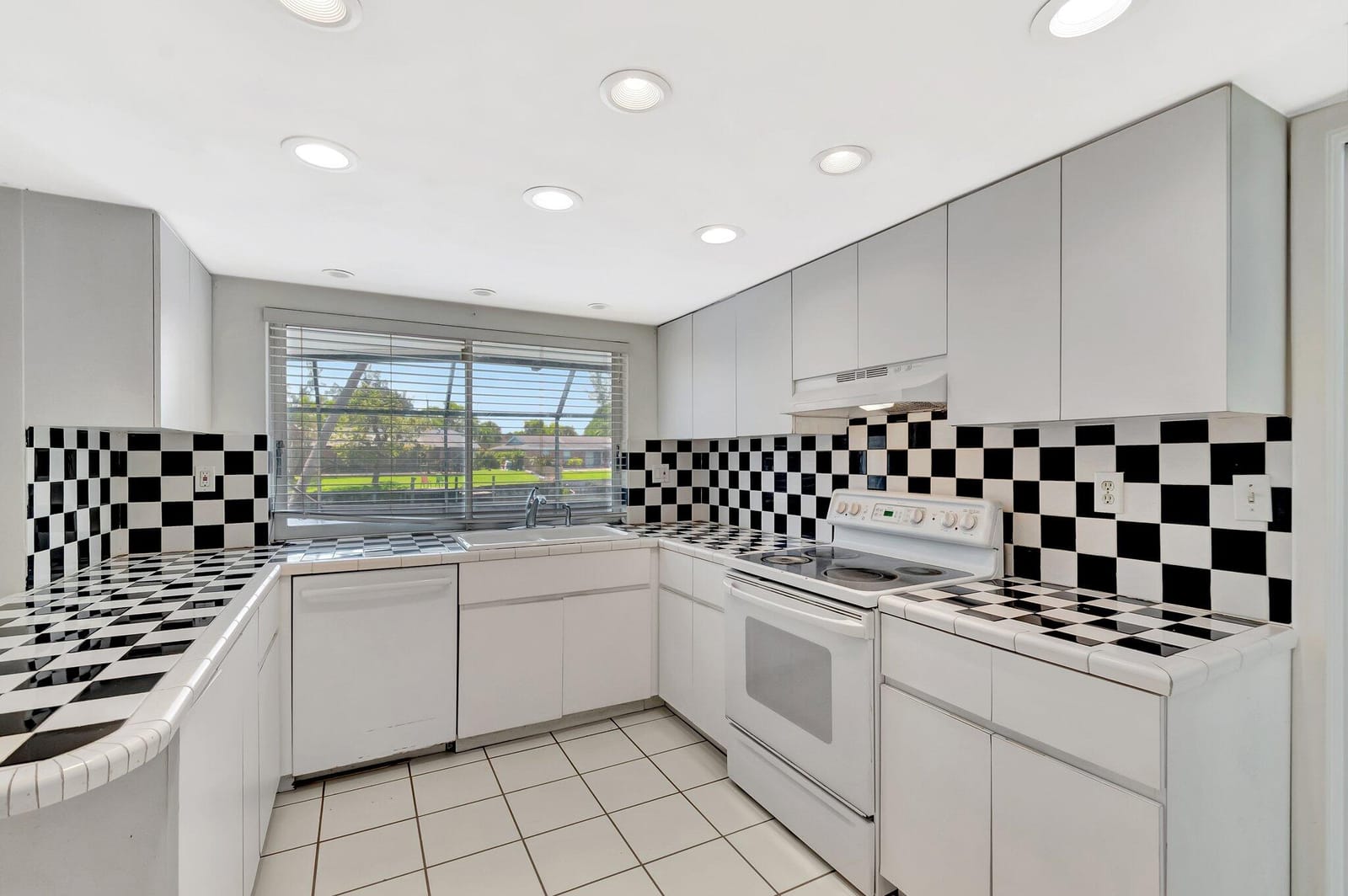 1746 W Terrace Drive — photo 12