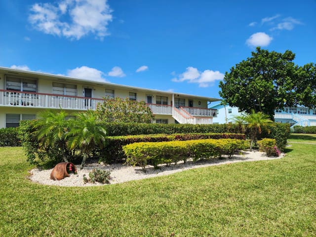 82 Camden D, West Palm Beach, FL 33417