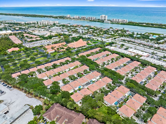 31 Oakland Court, Tequesta, FL 33469