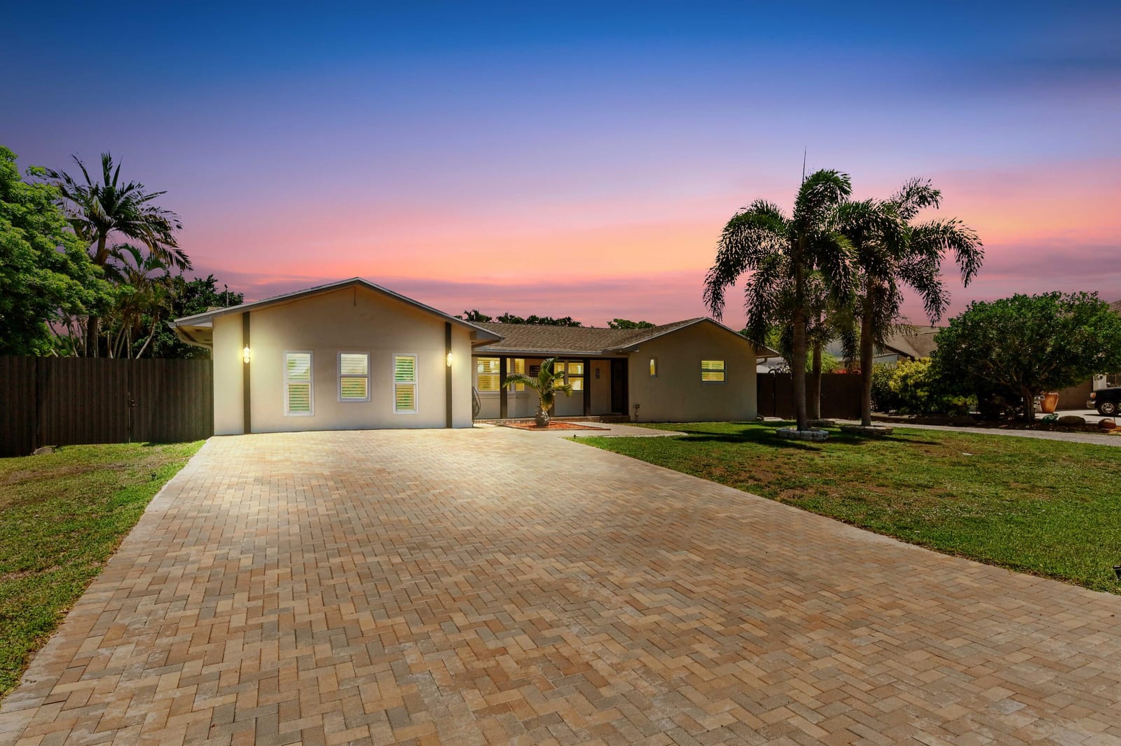 4 bedroom home for sale at 26 Pine Tree, Lake Worth, FL 33467 — $599,900