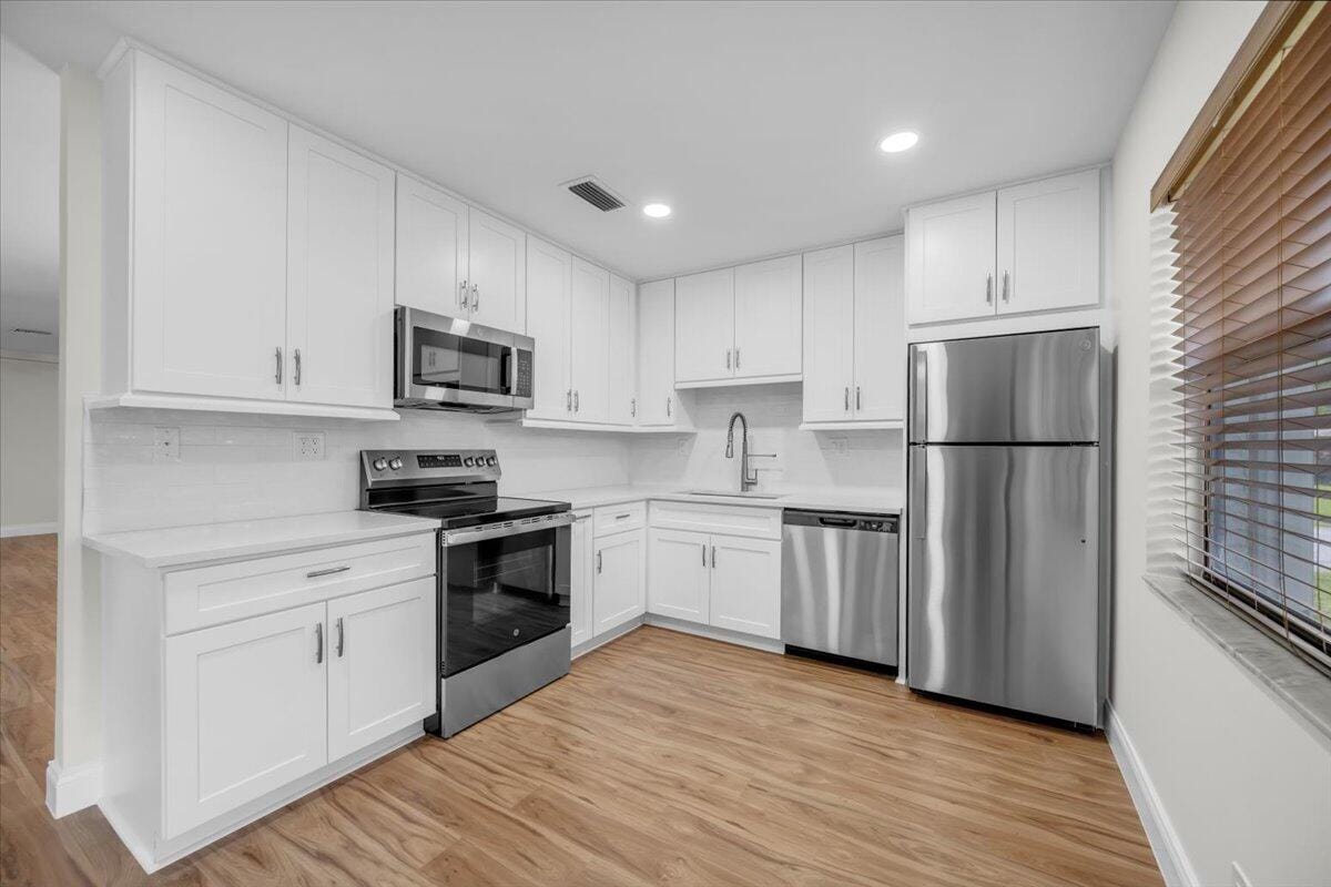 1714 Palmland Drive 1714 — photo 2