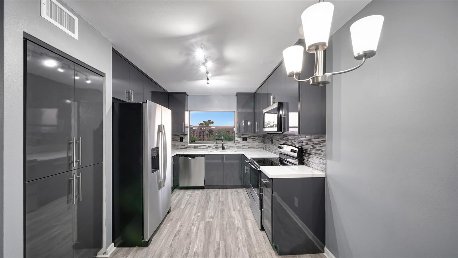 10433 Sunrise Lakes Boulevard 409, Sunrise, FL 33322 photo 17