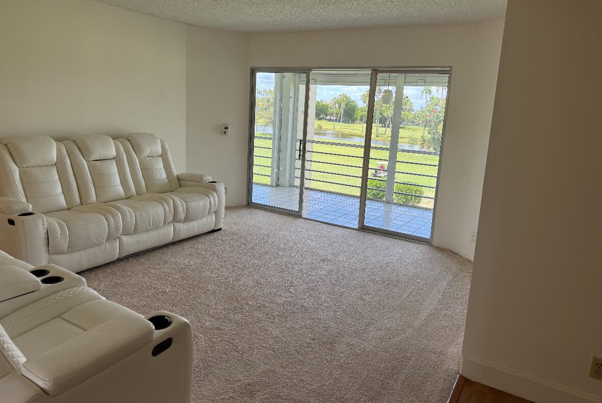 3871 Via Poinciana 302, Lake Worth, FL 33467