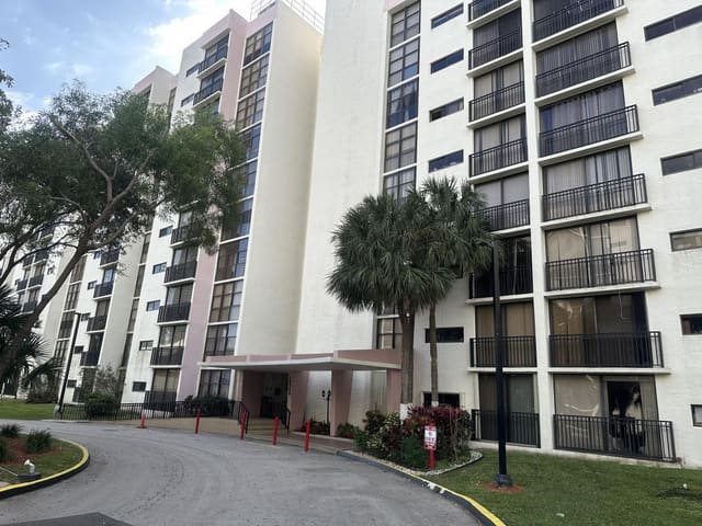 16909 N Bay Road 111, Sunny Isles Beach, FL 33160