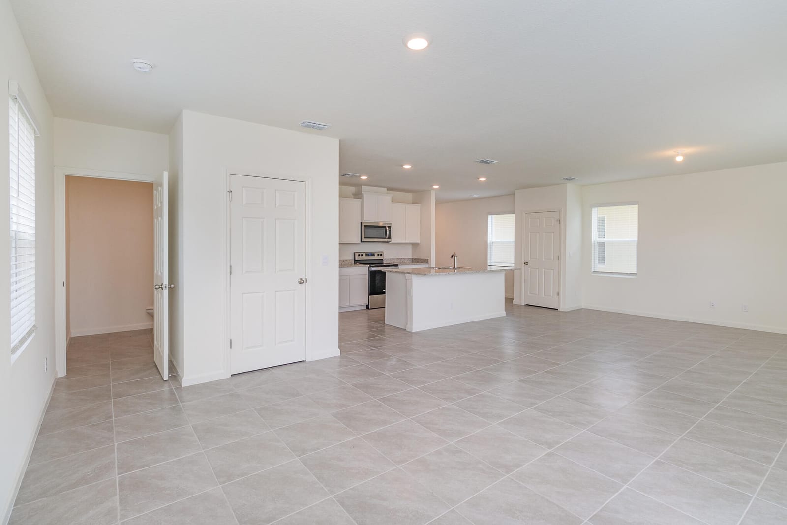 520 Seafoam Circle — photo 2