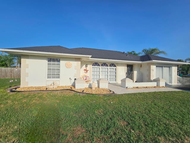 333 NE Surrey Street, Port St. Lucie, FL 34983