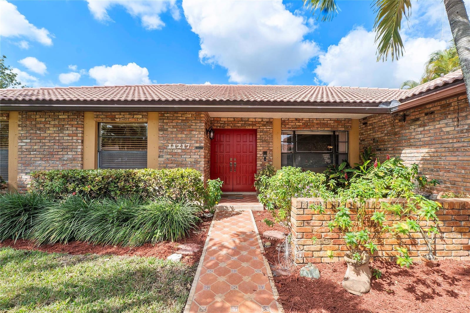 11217 NW 10th Manor — photo 4