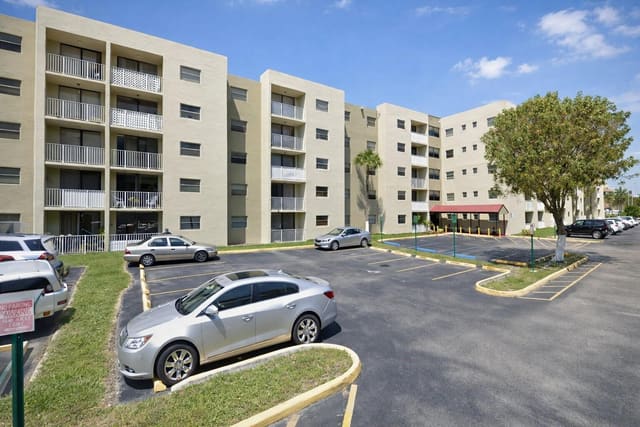 8185 NW 7th Street 214, Miami, FL 33126