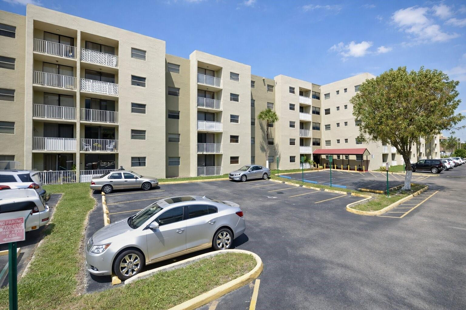 8185 NW 7th Street 214, Miami, FL 33126, Miami