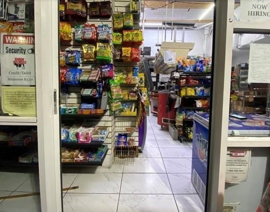 Convenience Store — photo 5