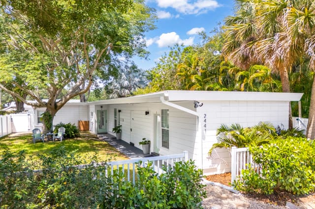 2441 Granada Avenue, Vero Beach, FL 32960