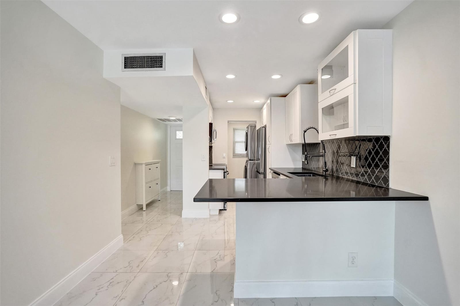 2920 NE 8th Terrace 202 — photo 8