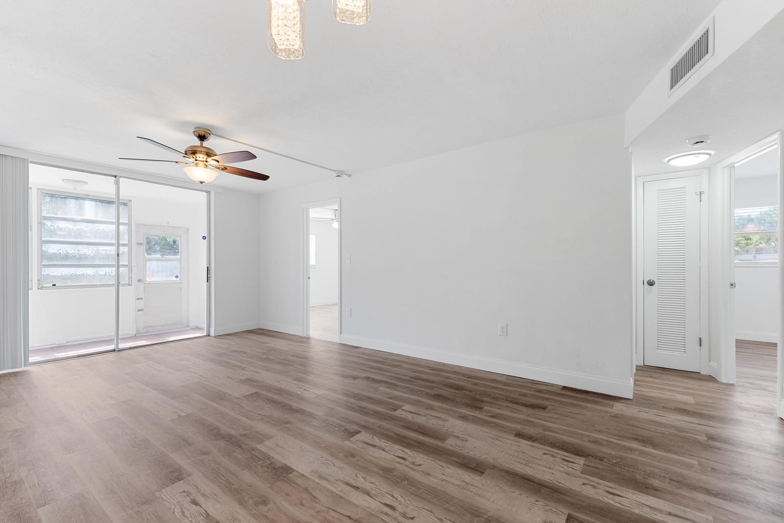 8000 Sunrise Lakes Drive E 112 — photo 9