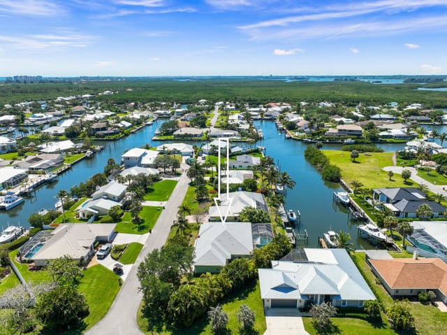 139 Commonwealth Court, sold in Queen'S Cove Unit 1, Hutchinson Island, FL