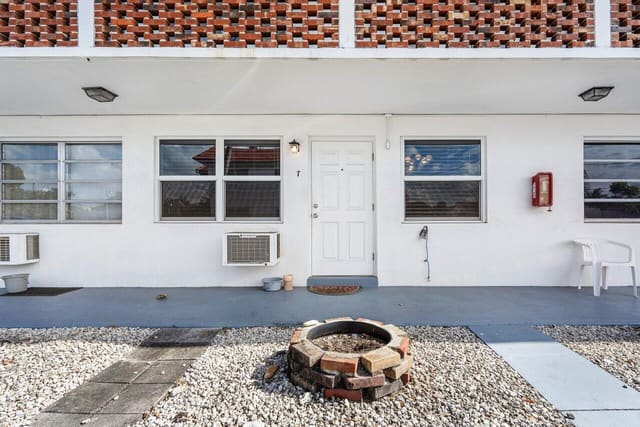 22 SE 3rd Terrace 7, sold in Ronola Apts Condo, Dania Beach, FL