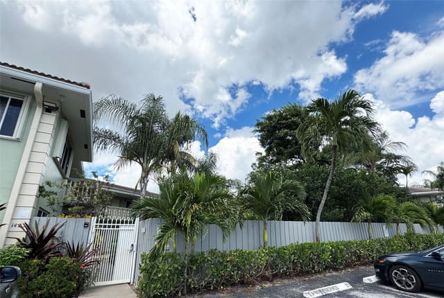 1423 Holly Heights Drive 13, Fort Lauderdale, FL 33304