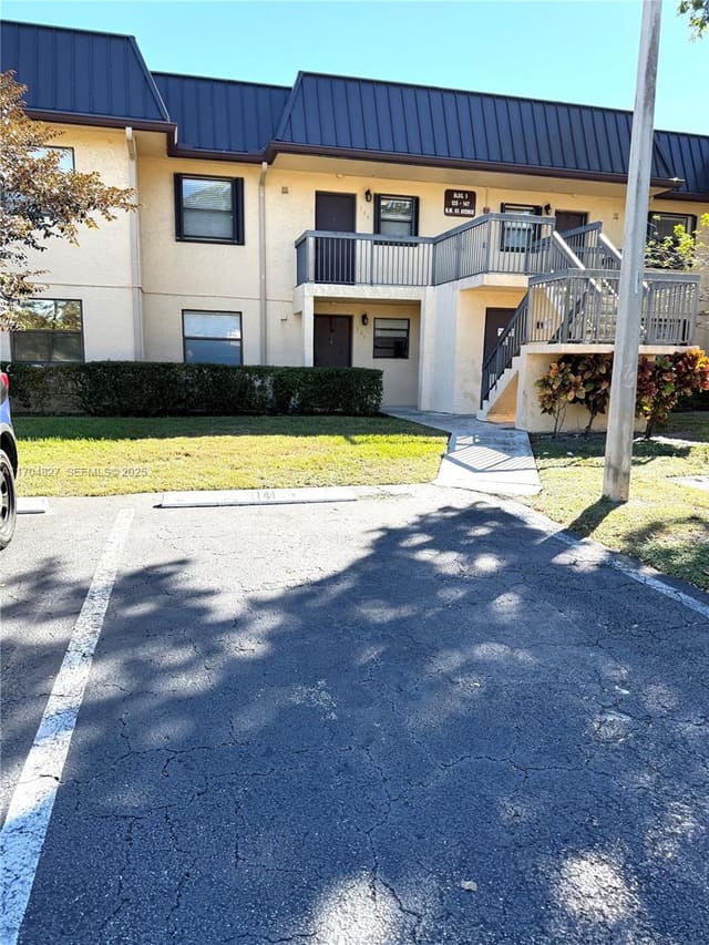137 NW 93rd Avenue 103, Pembroke Pines, FL 33024