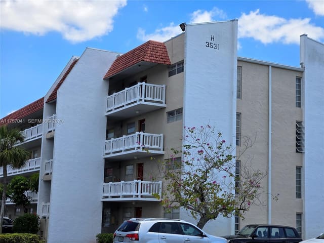 3531 Inverrary Drive 305, sold in Las Vistas, Lauderhill, FL
