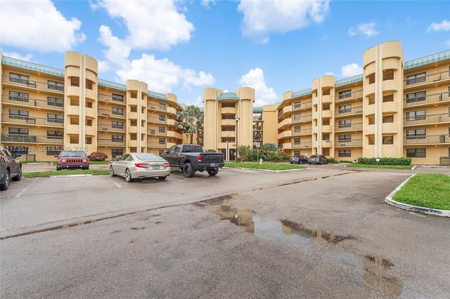 6575 W Oakland Park Boulevard 114, sold in Isles Of Inverrary Ii Con, Lauderhill, FL