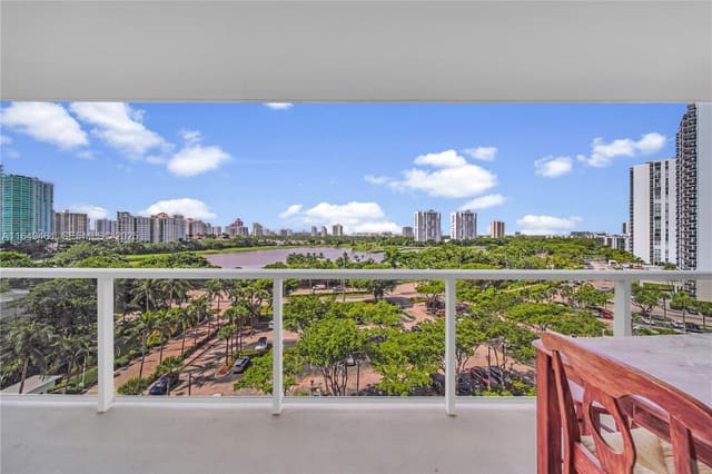 3731 N Country Club Drive 925, Aventura, FL 33180