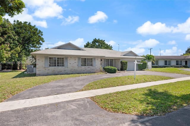 940 SW 52nd Avenue, Plantation, FL 33317