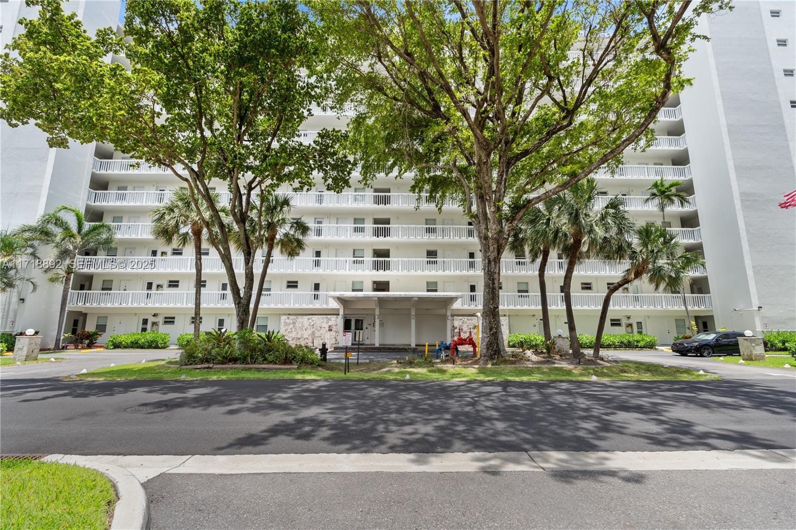 2555 NE 11th Street 303, Fort Lauderdale, FL 33304 photo 2