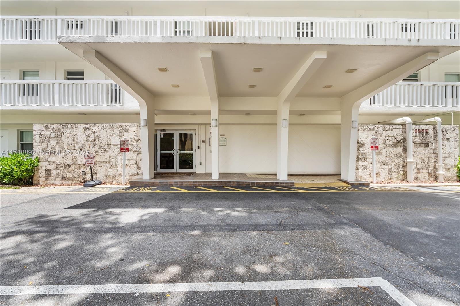 2555 NE 11th Street 303, Fort Lauderdale, FL 33304 photo 3