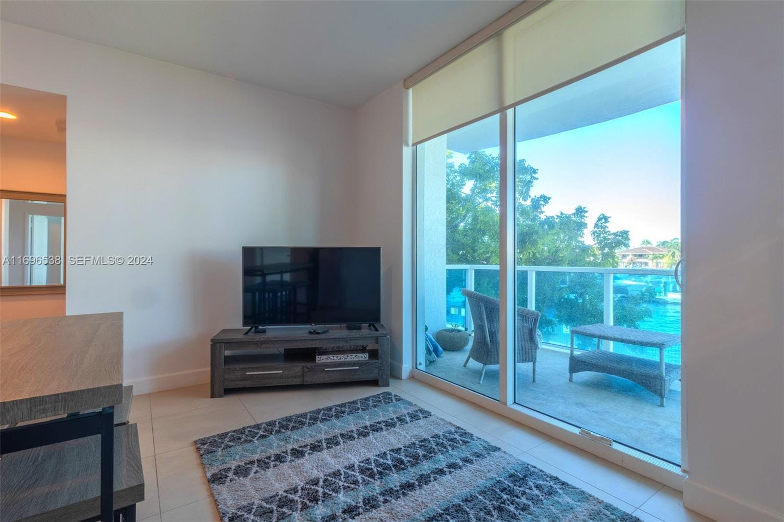 1945 S Ocean Drive M5 — photo 2