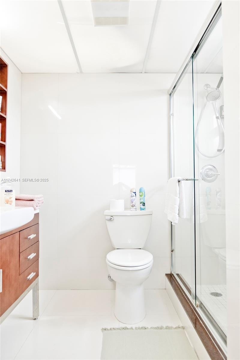 427 Golden Isles Drive 15J, Hallandale Beach, FL 33009 photo 17
