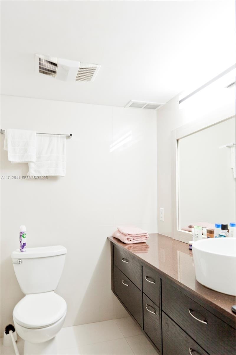 427 Golden Isles Drive 15J, Hallandale Beach, FL 33009 photo 19