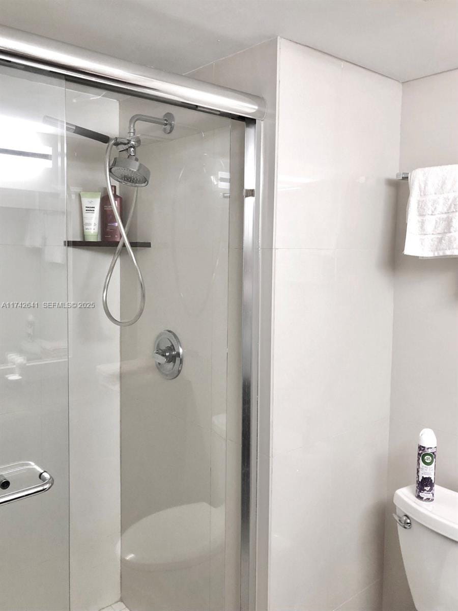 427 Golden Isles Drive 15J, Hallandale Beach, FL 33009 photo 22