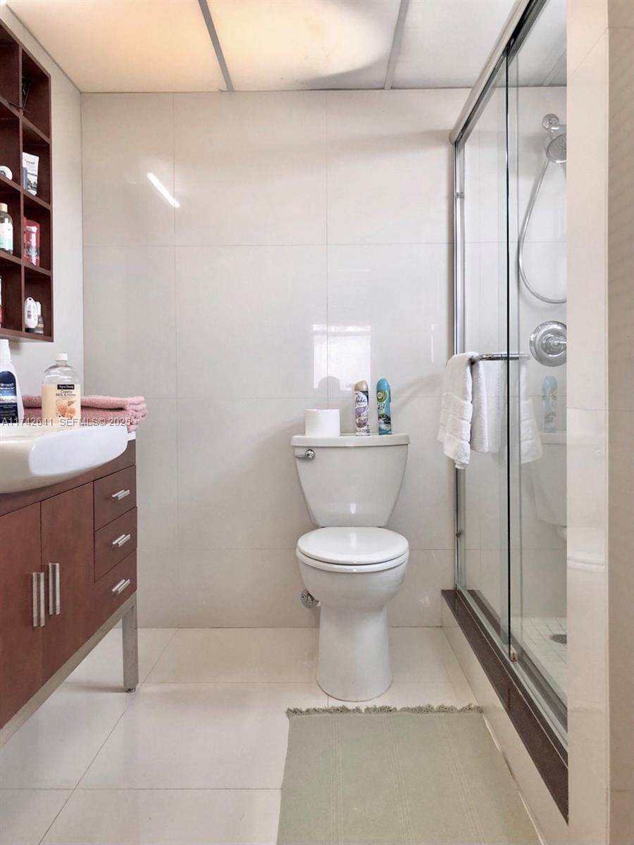 427 Golden Isles Drive 15J, Hallandale Beach, FL 33009 photo 24