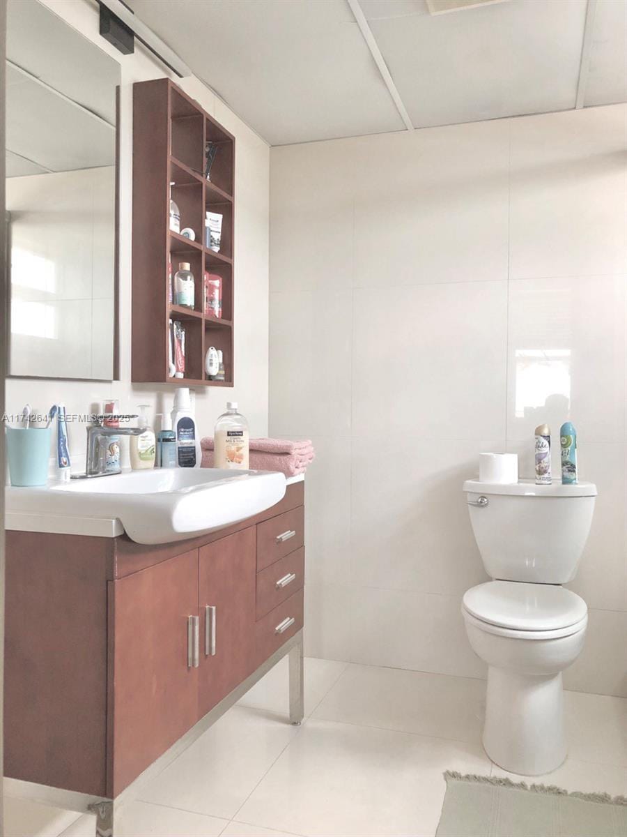 427 Golden Isles Drive 15J, Hallandale Beach, FL 33009 photo 25