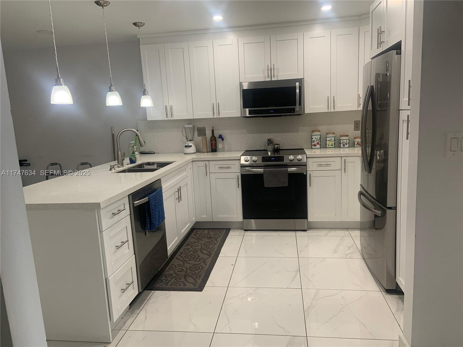 806 W 73rd Place — photo 3