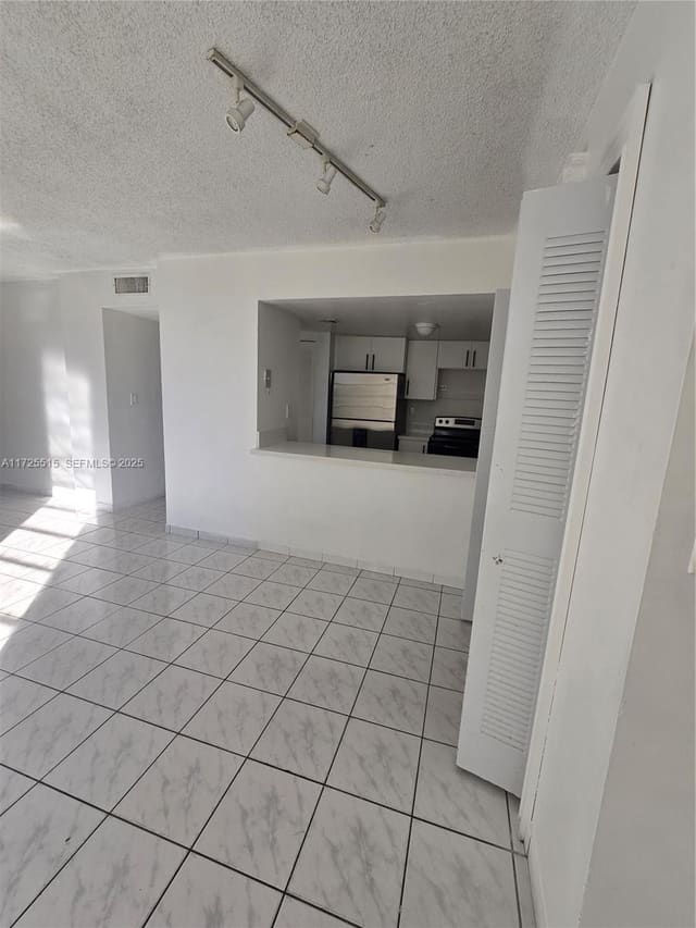 8897 Fontainebleau Boulevard 302, Miami, FL 33172