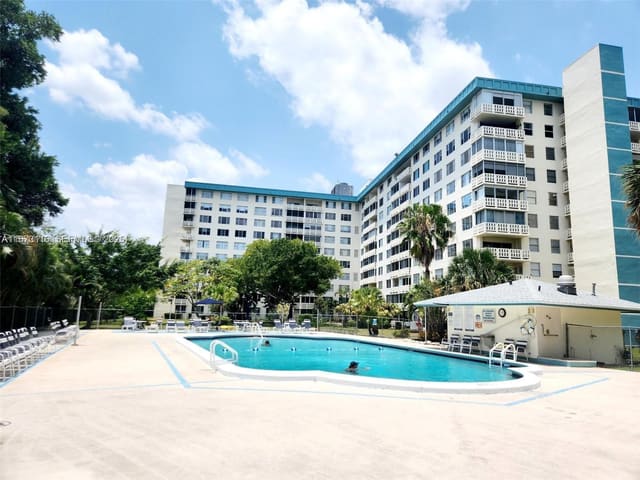 4330 Hillcrest Drive 414, sold in Hillcrest East No 23 Cond, Hollywood, FL