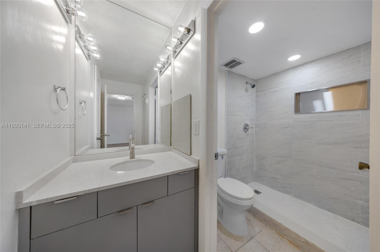 3670 Inverrary Drive 3G, Lauderhill, FL 33319 photo 4