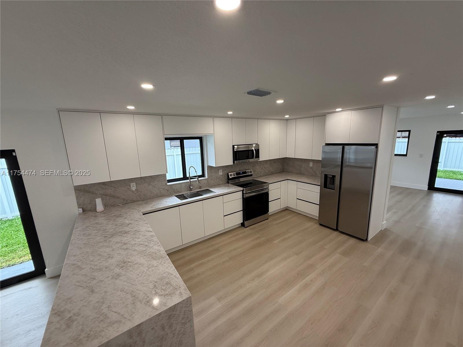 961 W 39th Place, Hialeah, FL 33012 photo 5