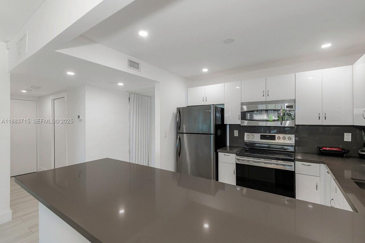 2301 Collins Avenue 534 — photo 10