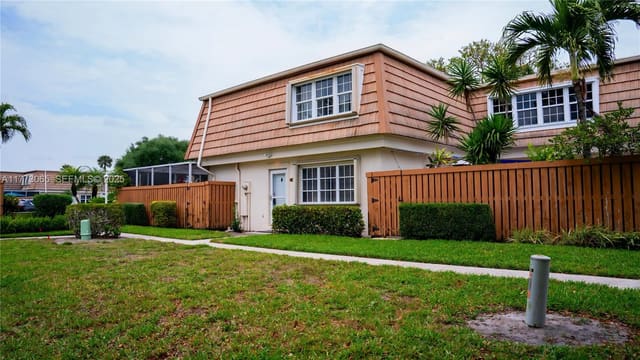 4270 Hazel Avenue B, Palm Beach Gardens, FL 33410