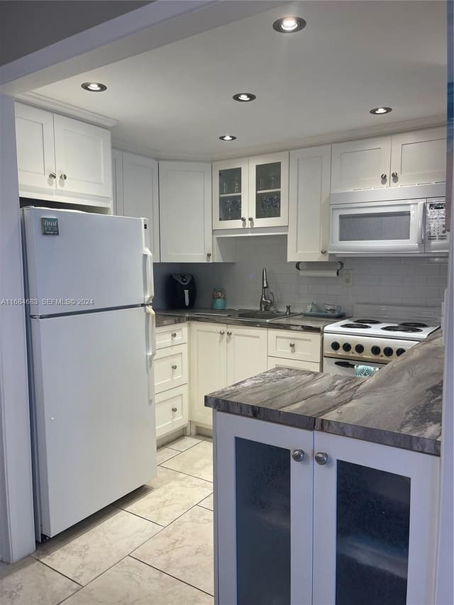 9141 Sunrise Lakes Boulevard 206, Sunrise, FL 33322